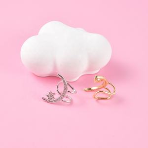 Boucles d'oreilles réglables en acier inoxydable avec clip de lune Creative Simple Left <span class=keywords><strong>Ear</strong></span> Cuff Non-Piercing <span class=keywords><strong>Ear</strong></span> <span class=keywords><strong>Stud</strong></span> <span class=keywords><strong>Set</strong></span> Trendy for Women Men Gift - Product Image 4