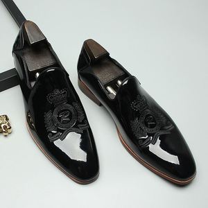 Chaussures décontractées pour hommes en cuir respirant brodé, style bureau et carrière, confortables et tendance, à enfiler, pour l'automne et l'été - Product Image 1