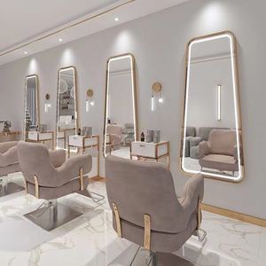 กระจกติดผนังสไตล์ยุโรปแบบเรียบง่าย พร้อมไฟ LED สำหรับร้านตัดผม โรงแรม สีทอง - Product Image 4