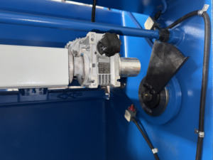 <span class=keywords><strong>Cisaille</strong></span> hydraulique oscillante entièrement automatique de 4 mm <span class=keywords><strong>d</strong></span>'épaisseur avec moteur 4 kW et banc de travail à roulements à billes pour acier inoxydable à faible teneur en carbone - Product Image 2