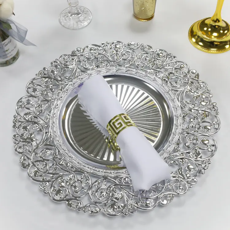 Yeni avrupa tarzı 13 inç yuvarlak düğün parti masa dekorasyon altın gümüş çiçek desen plastik şarj aleti tabaklar