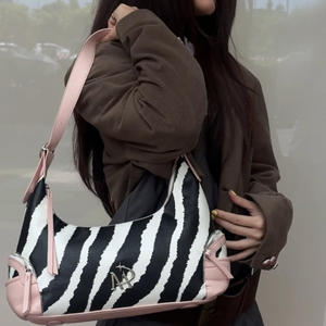 Bolso <span class=keywords><strong>de</strong></span> Hombro Tipo Hobo en Forma <span class=keywords><strong>de</strong></span> Luna para Mujer, <span class=keywords><strong>de</strong></span> Cuero PU, con Logotipo Metálico, Diseño <span class=keywords><strong>de</strong></span> Lujo a Rayas Blancas y Negras - Product Image 4