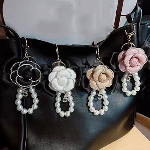 Breloque de sac en PU style coréen avec fleur de camélia et perles, accessoires porte-clés de voiture, pendentif de téléphone pour femme, décoration, cadeau de vacances - Product Image 2