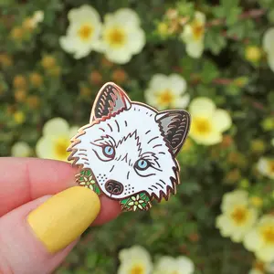 Graciosa raposa do Ártico com flores Pin esmaltado duro Snow Fox Lapel Pin Emblema Acessório perfeito inspirado na natureza