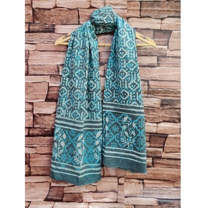 Étole en coton doux Mul Mul avec impression artisanale Dabu, idéale pour créer des tenues ethniques, décontractées et d'inspiration bohème. - Product Image 4