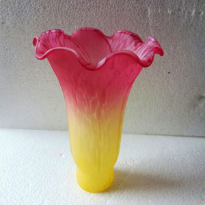 Abat-jour en verre soufflé artisanal européen antique, couleur pêche, motif lys de bassin, hauteur 6 pouces, couvercle de lampe, installation facile - Product Image 1
