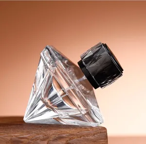 Groothandel Transparante Parfumfles Lege Fles Fancy 70Ml Luxe Unieke Parfumontwerp Driehoekige Glazen Fles