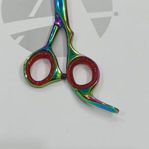 Tijeras de Peluquería Profesionales de Acero Inoxidable con Recubrimiento Multicolor de Titanio y Anillo de Silicona para el Dedo para Salón de Belleza - Product Image 3