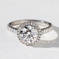 Bague de fiançailles en or massif 10K 14K 18K avec diamant de laboratoire CVD/HPHT, taille ronde 2 carats, sertie halo et pavé, style cathédrale, certifiée IGI, personnalisable
