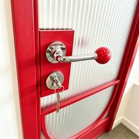 Porte battante moderne personnalisable à 2 vitres dépolies, cadre en alliage titane-magnésium, finition étanche pour cuisine et hôtel
