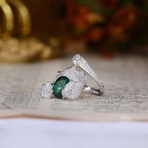 Anillo de Esmeralda de Diseño para Mujer, 2ct, Cultivada, Color Verde, Pequeña, Plata de Ley, Engaste Ovalado con Puntas, Certificado por Terceros, de Moda - Product Image 4