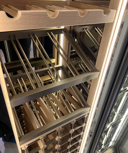 خزانة نبيذ أنيقة مخصصة مع أرفف معدنية ذهبية وغلاف زجاجي لأثاث الترفيه المنزلي - Product Image 2