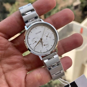 Il Quadrante Lussuoso e alla Moda dell'Orologio da Polso da Donna Presenta un Quadrante Secondario per la Data Decorato con Cristalli sul Bordo Esterno - Product Image 1