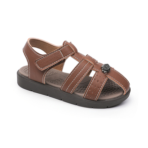 Fabrication sous contrat, Vente en gros de sandales pour garçons et enfants, en PU beige, à lanières romaines et emblème métallique, chaussures décontractées de qualité pour l'école - Product Image 1
