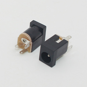 Prise d'alimentation CC DC-012 |   Connecteur cylindrique 5,5 x 2,1 mm avec broche de 2,5 mm |   Borne de connexion verticale à 3 broches de 18 mm - Product Image 1
