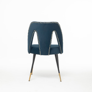 Chaise de salle à manger moderne en velours de la collection Akoya avec clous décoratifs et pieds en métal noir à pointes dorées - Product Image 6