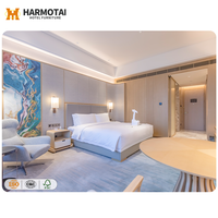 Ensemble de chambre d'hôtel de luxe moderne avec lit king size, armoire, table de chevet, design en panneaux de bois pour hôtels 4-5 étoiles