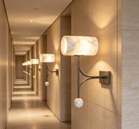 Applique murale LED cylindrique moderne en albâtre naturel avec bras en fer courbé pour décoration intérieure de luxe