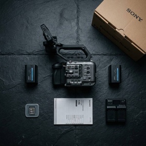 Venta al por Mayor de Kit <span class=keywords><strong>Sony</strong></span> <span class=keywords><strong>FX6</strong></span> Cinema Line 24-105mm G OSS Usado, 4K 120p SDI XLR, Pocas Horas de Uso, Configuración Profesional para Producción de Video - Product Image 2