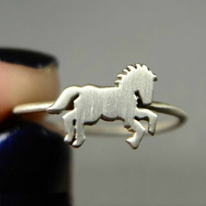 Anello con Motivo Cavallo per Uomo, Colore Argento, Accessorio Minimalista alla Moda, Regalo - Product Image 1
