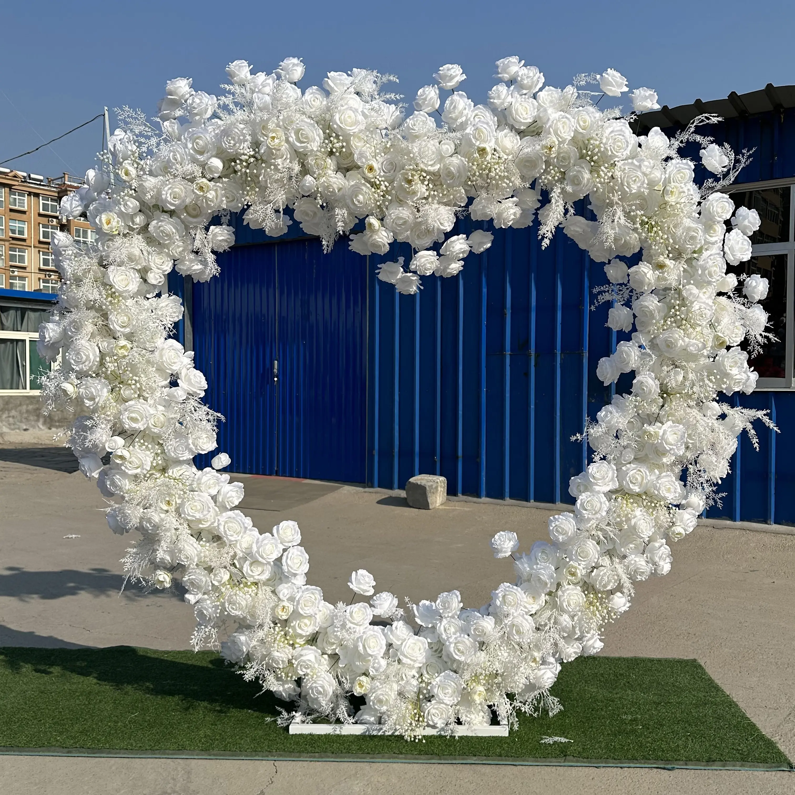 L-HFA014 vente en gros de fleurs artificielles arc de mariage en forme de coeur arrangement de toile de fond d'arc de fleur pour la décoration d'événement