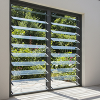 Fenêtres à persiennes horizontales modernes en verre avec cadre en alliage d'aluminium, fonctionnement automatisé, pare-soleil, ventilation, garantie 5 ans