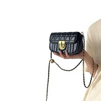 Sac Urbain Sophistiqué Minimaliste et Tendance pour Femme ; Design Polyvalent Matelassé à Motif Losanges avec Fermoir Signature
