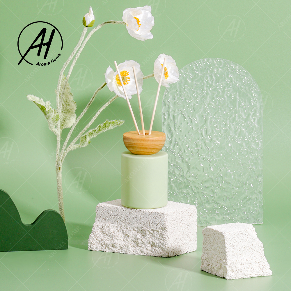 ست هدایایی خانگی بطری شیشه ای سبز رنگ نی دیفیوزر 150 میلی لیتری چوب حصیری سفید 4