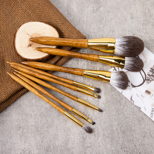 Ensemble de pinceaux de maquillage pour le visage de haute qualité, 8 pièces, logo personnalisé, poils naturels de renard des neiges, manche en bois, pinceau éventail pour le visage et les yeux - Product Image 4
