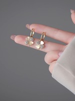 Boucles d'oreilles en forme de fleur à quatre feuilles pour un look simple et élégant
