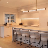 Meubles de cuisine sur mesure en gros, design simple et plat, armoires modulaires avec îlot cannelé et bandes LED intégrées pour la maison