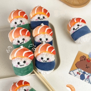 Divertido Kawaii felpa estilo japonés Sushi comida llavero bolsa colgante dibujos animados relleno suave bola de arroz llavero accesorio colgante - Product Image 2