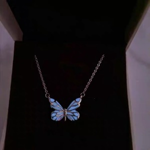 Moda Basit Kelebek Kolye Mavi Işıltılı Karanlıkta Parlayan Köprücük Kemiği Zinciri Kolye Parti Takı Hediyesi - Product Image 2