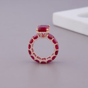 Anillo de Eternidad Completo con Rubíes Talla Esmeralda y Detalles de Diamantes en Oro Rosa / Blanco / Amarillo de 18K |   Joyería Fina Personalizada - Product Image 4