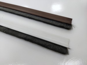 Groothandel Pvc + Zachte Pp Borstel Deur Weer Strippen Zelfklevende Deur Bodem Afdichting Borstel - Product Image 5