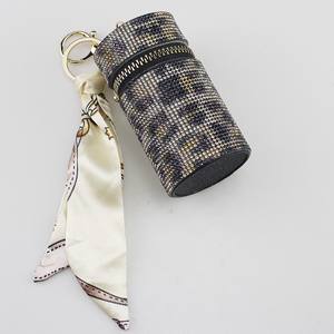 Vente flash d'été : Porte-monnaie à clés en forme de rouge à lèvres diamanté de luxe pour femmes, un sac seau simple et élégant pour Airpods, en cuir de qualité supérieure - Product Image 5