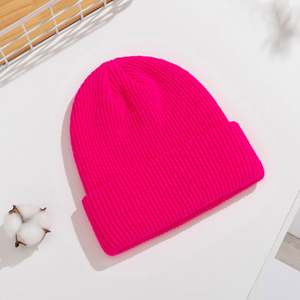 Vente en gros de bonnets en tricot pour l'automne et l'hiver en stock, bonnets chauds en acrylique de couleur unie pour femmes et hommes - Product Image 3