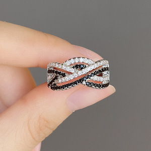 Anello con Accento in Cristallo Bianco e Nero per Uomo, Accessorio Minimalista alla Moda per Uso Quotidiano - Product Image 3
