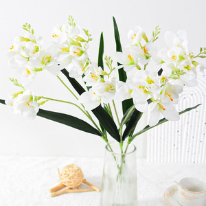 Fleur artificielle de freesia en PVC, idéale pour la décoration de mariage, la maison et les accessoires de photographie en extérieur - Product Image 2