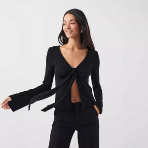 T-shirt à manches longues pour femme, coupe ajustée, couleur noire unie avec nœud à nouer sur le devant, pour le marché européen et américain - Product Image 1