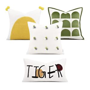 Coussin décoratif de luxe personnalisé pour chambre d'enfant Echo Velvet, motif géométrique moderne et minimaliste, pour chambre de garçon - Product Image 3