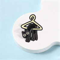 Broche en émail amusante Chat Noir de Dessin Animé suspendu sur un cintre, Meme Chat Liquide, Badge de Revers pour Sac à Dos, Bijou Cadeau pour les Amateurs de Chats