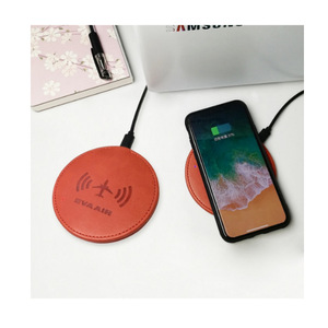 Chargeur de téléphone sans fil en cuir PU, chargeur de téléphone sans fil rond, chargeur de téléphone sans fil rapide personnalisé pour voiture. - Product Image 1