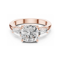 Anillo de compromiso de tres piedras con diamante cultivado en laboratorio con corte cojín, certificado IGI E VVS2, en oro macizo con diamantes de tallas baguette.