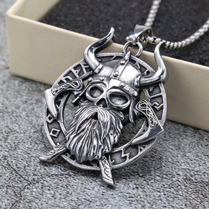 Collar de hombre de acero inoxidable con colgante de calavera vikinga y runas de Yunnique, medallón de Odín, para regalo, joyería de moda. - Product Image 2