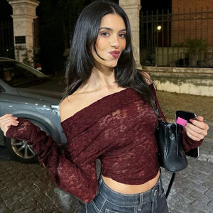 Haut asymétrique femme en dentelle transparente, coupe ajustée, manches longues, style rétro, sexy, pour un look tendance, comme une sous-vêtement. - Product Image 1