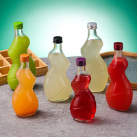 Irreguliere spiraalvormige glazen fles met kleurrijk schroefdopje voor sap, fruitwijn, dranken, op maat gemaakte draaidop.