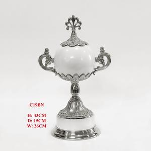 Trophée en métal de sport de luxe personnalisé de haute qualité Coupe du monde de karaté homme Football Souvenir pour la <span class=keywords><strong>Ligue</strong></span> <span class=keywords><strong>des</strong></span> <span class=keywords><strong>Champions</strong></span> <span class=keywords><strong>Direct</strong></span> d'usine - Product Image 1