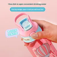 Gobelet à paille tendance pour enfants, motif dessin animé, avec bouchon pop-up à un clic, pour garçons, filles, étudiants, utilisation en extérieur, personnalisation en gros