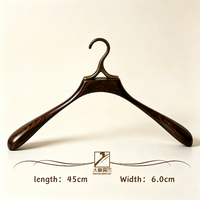 Accessoires de quincaillerie de design haut de gamme pour portants à vêtements en bois massif utilisés pour l'affichage de vêtements